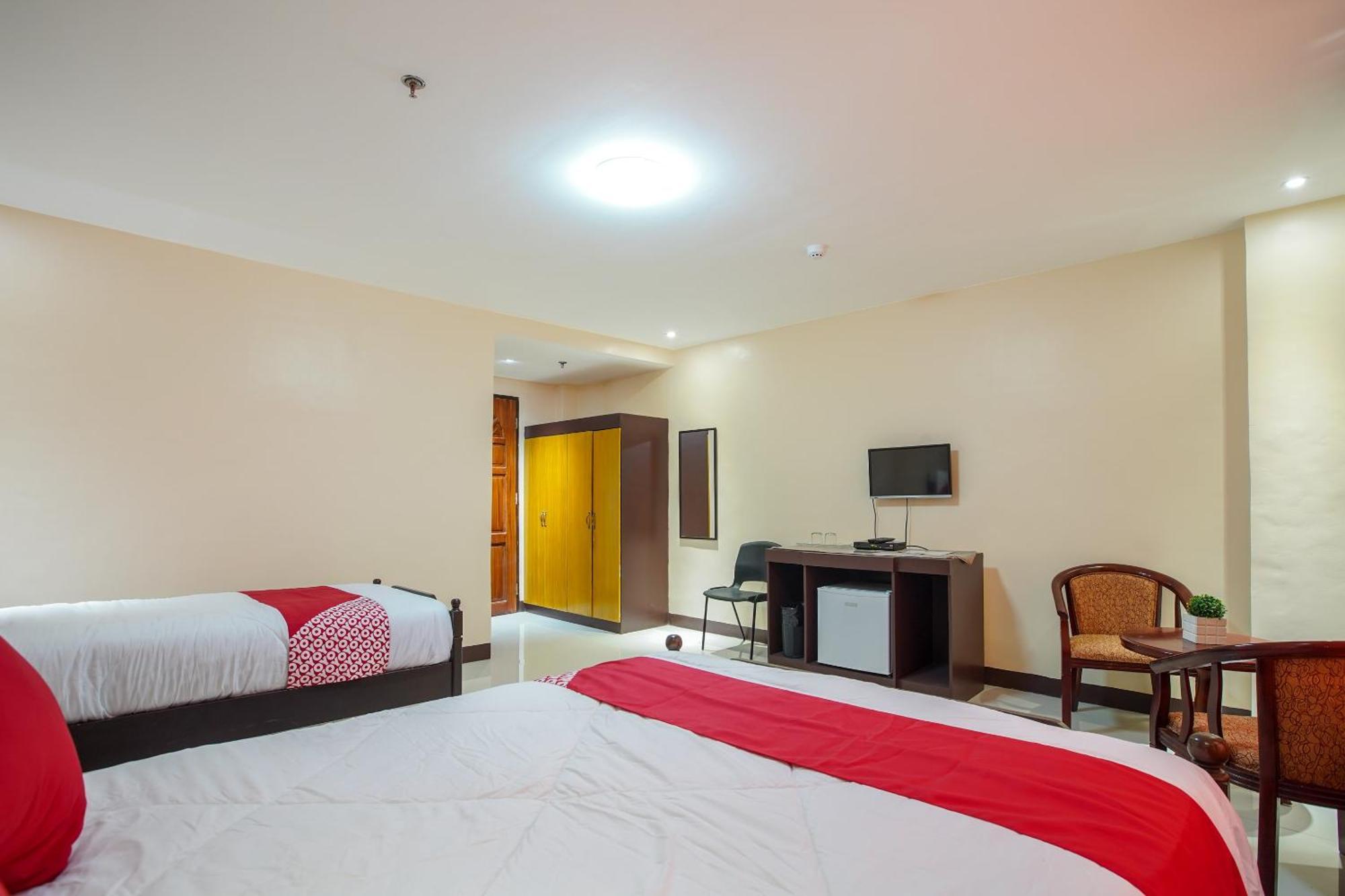Oyo 236 Hotel Edmundo Pototan Екстериор снимка
