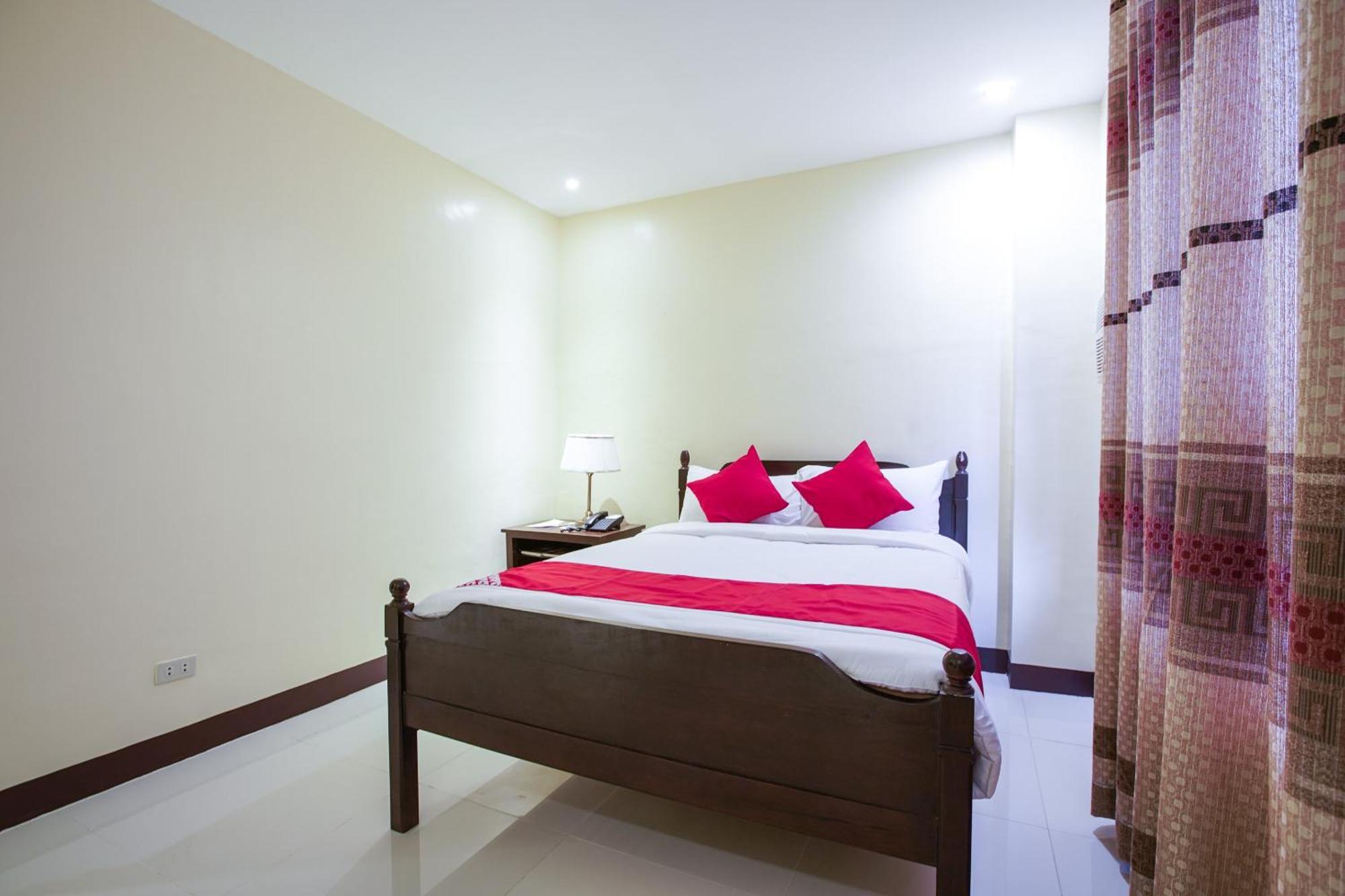 Oyo 236 Hotel Edmundo Pototan Екстериор снимка