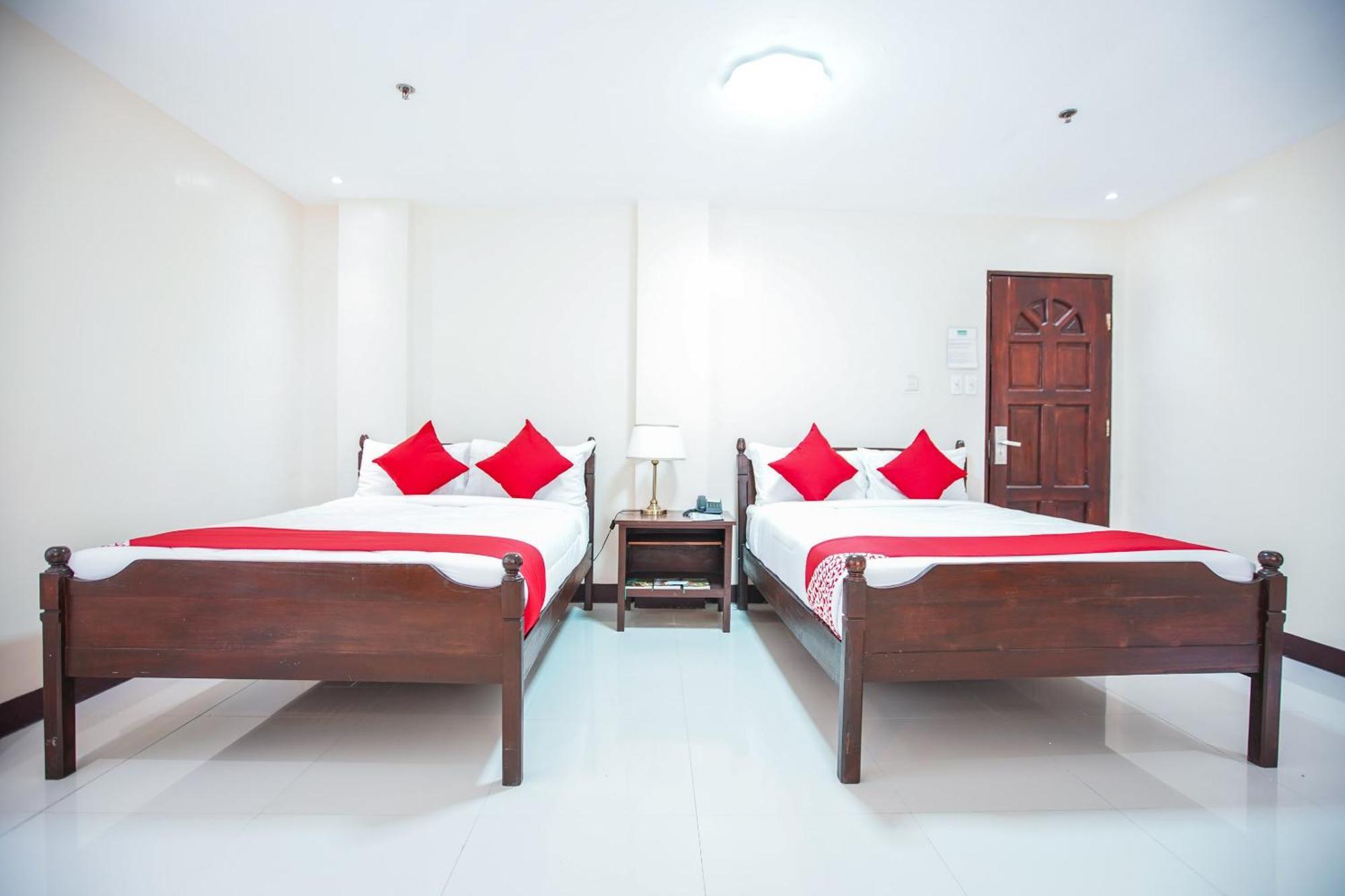 Oyo 236 Hotel Edmundo Pototan Екстериор снимка