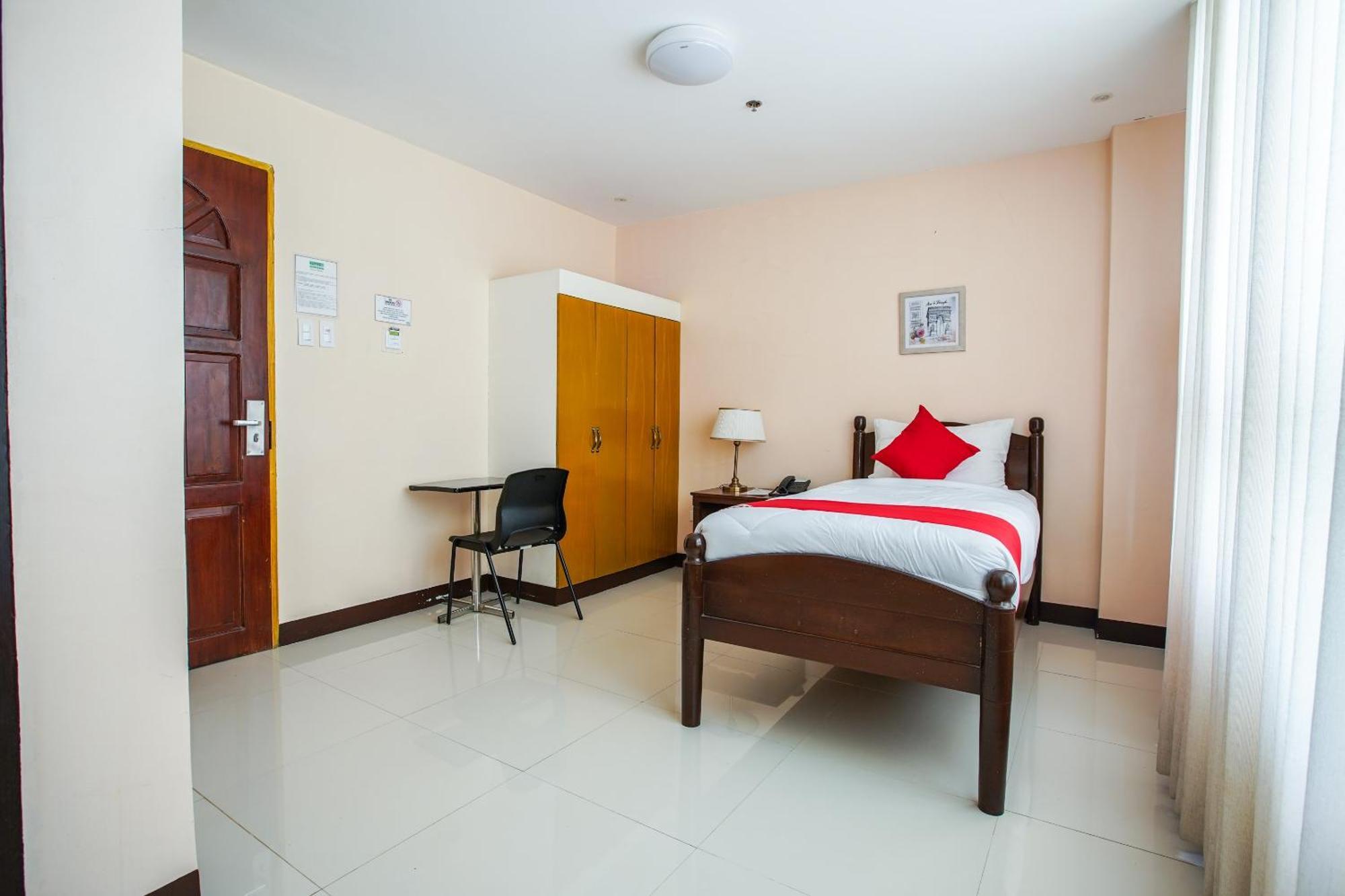 Oyo 236 Hotel Edmundo Pototan Екстериор снимка