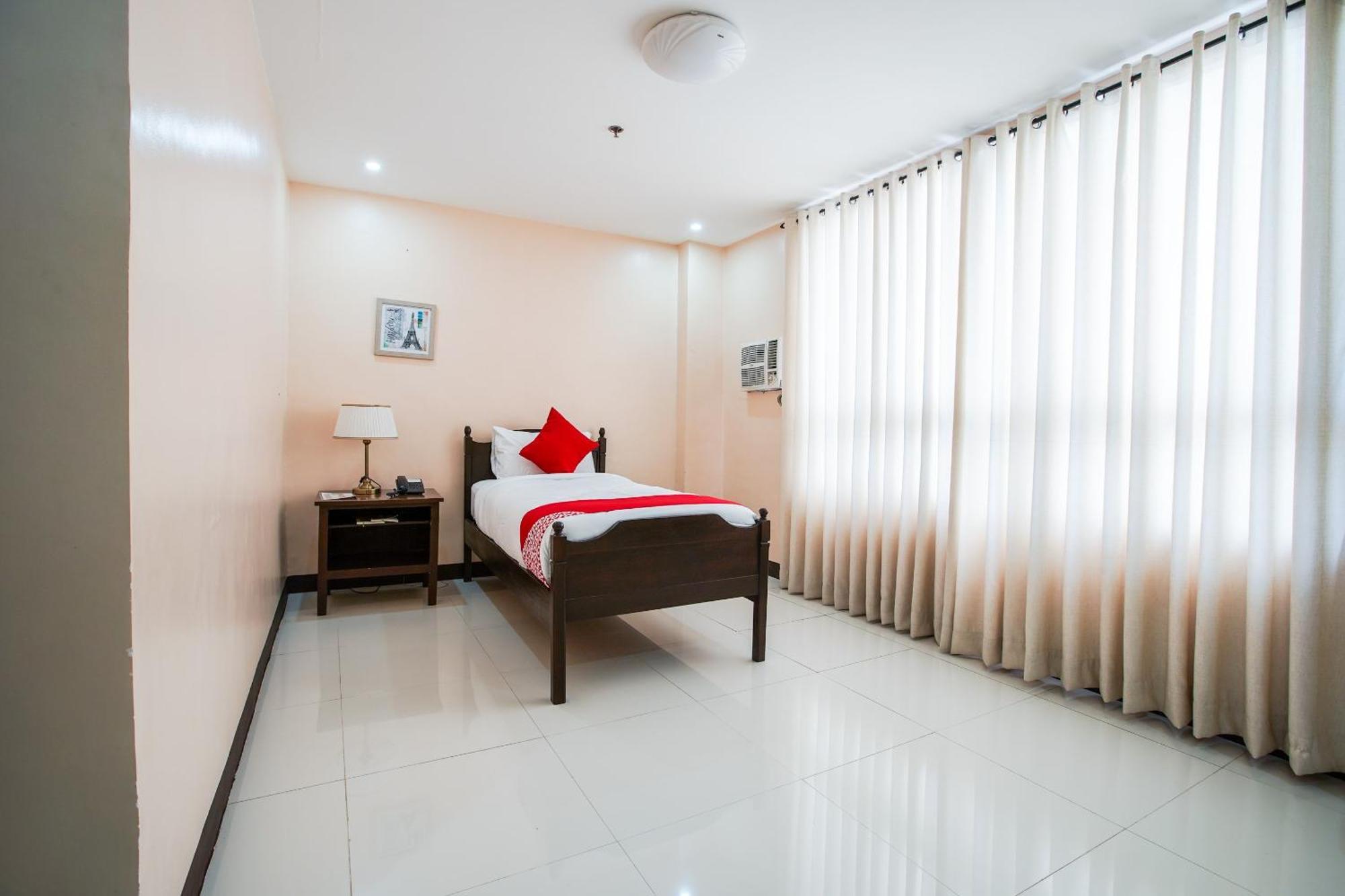 Oyo 236 Hotel Edmundo Pototan Екстериор снимка